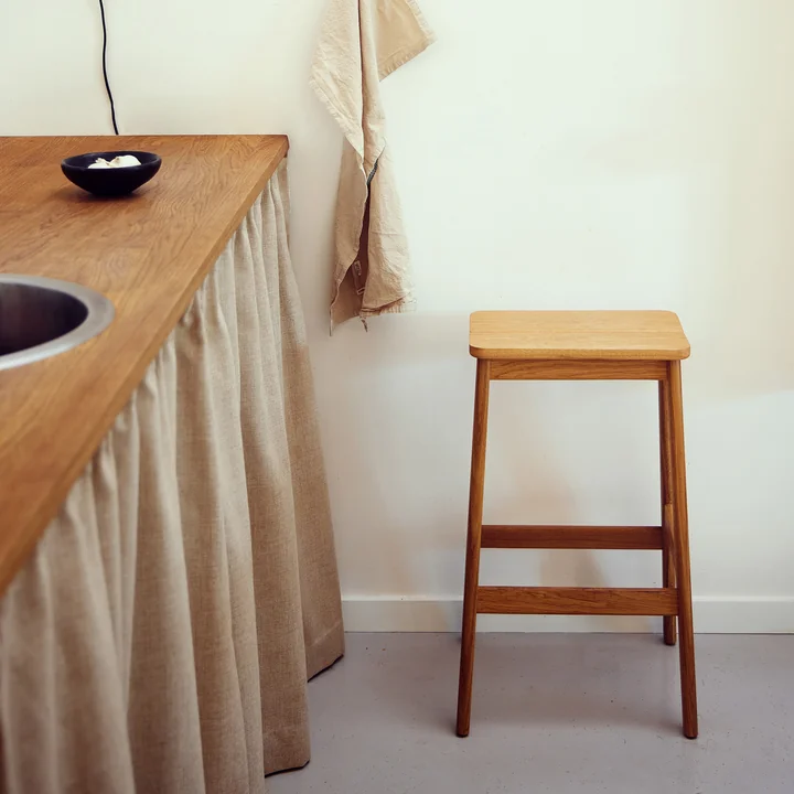 Form & Refine - Angle Barkruk H 65 cm, geolied eiken