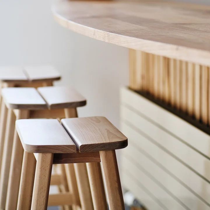 Form & Refine - Angle Barkruk H 65 cm, geolied eiken