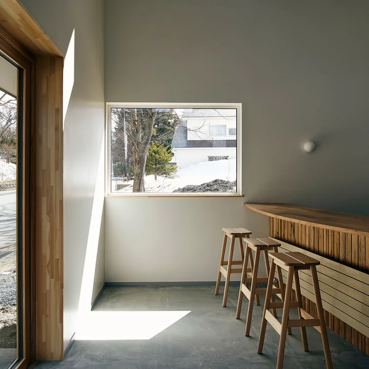 Form & Refine - Angle Barkruk H 65 cm, geolied eiken