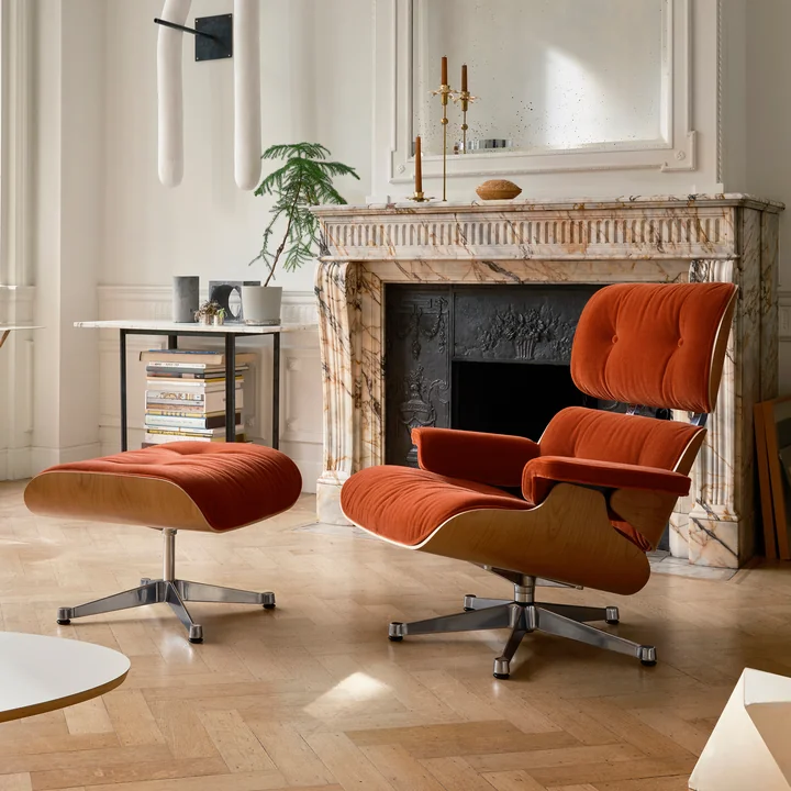 Vitra - Lounge Chair & Poef, gepolijst, kersen naturel, Calma, 07 cognac