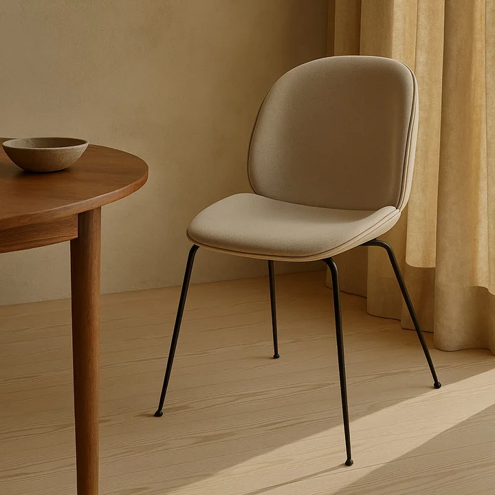 Gubi - Beetle Dining Chair Volledige bekleding (Conic Base), zwart / Vidar (146) / leder Valencia (Exclusive Edition)