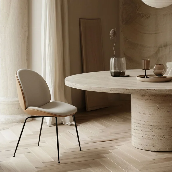 Gubi - Beetle Dining Chair Volledige bekleding (Conic Base), zwart / Vidar (146) / leder Valencia (Exclusive Edition)