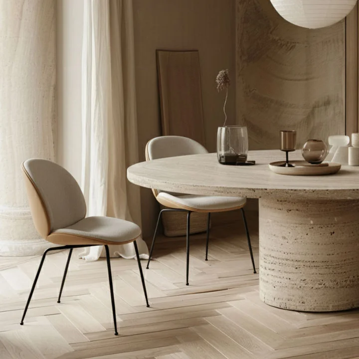Gubi - Beetle Dining Chair Volledige bekleding (Conic Base), zwart / Vidar (146) / leder Valencia (Exclusive Edition)