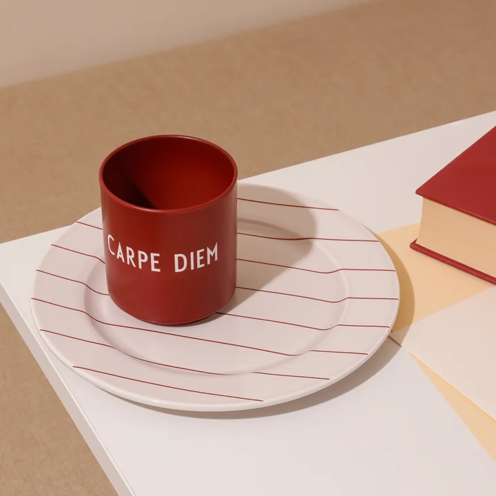 Design Letters - AJ Favourite Porseleinen mok, Carpe Diem / bordeaux