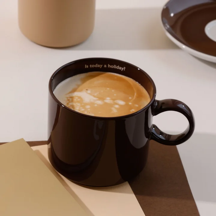 Design Letters - Nordic Jumbo Porseleinen mok, Is het vandaag vakantie / bruin