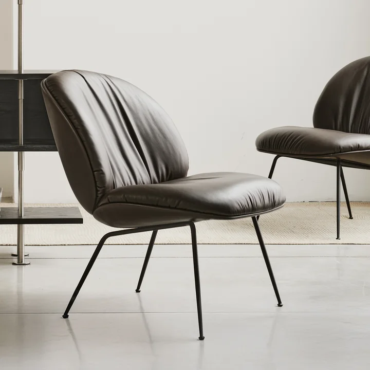 Gubi - Beetle Soft Lounge Chair, volledig gestoffeerd, zwart mat / koffie (glad leer)