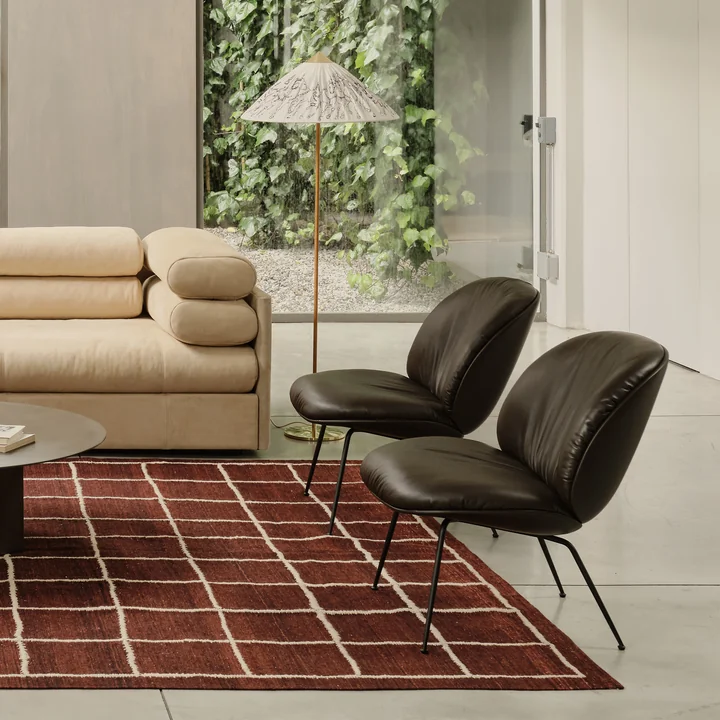 Gubi - Beetle Soft Lounge Chair, volledig gestoffeerd, zwart mat / koffie (glad leer)