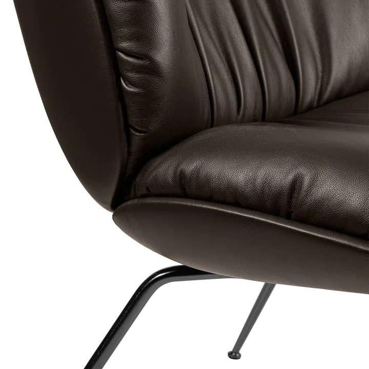 Gubi - Beetle Soft Lounge Chair, volledig gestoffeerd, zwart mat / koffie (glad leer)