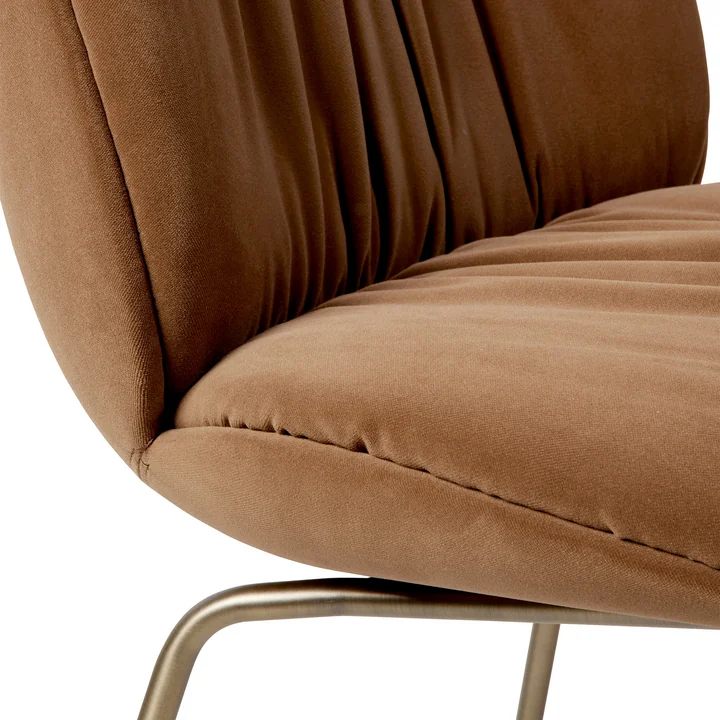 Gubi - Beetle Zachte Stoel, volledig bekleed, antiek messing / zondag (112)