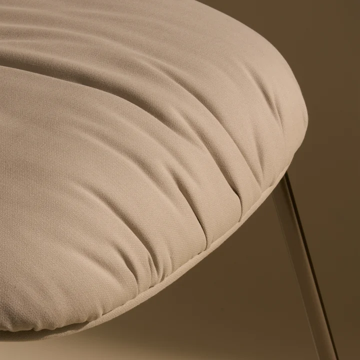 Gubi - Beetle Zachte Stoel, volledig bekleed, zwart chroom / Reales (001)