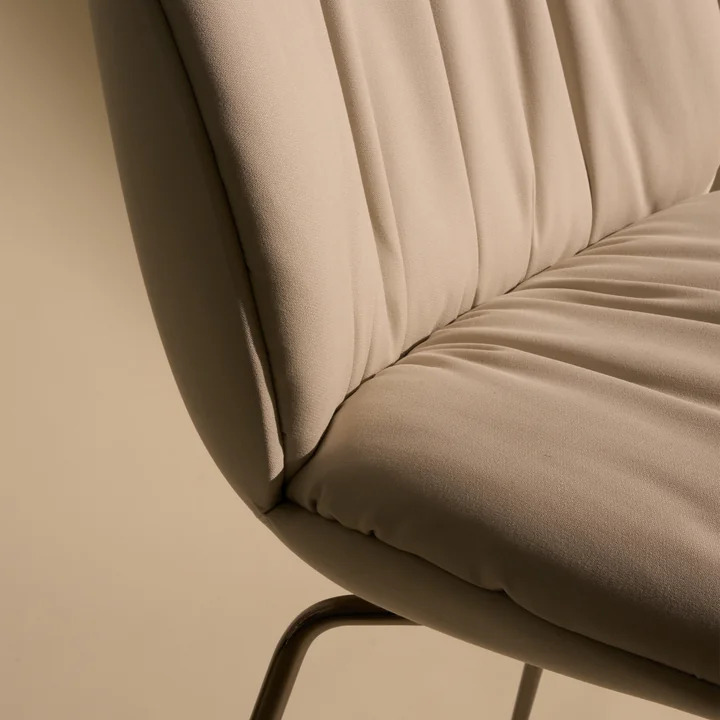 Gubi - Beetle Zachte Stoel, volledig bekleed, zwart chroom / Reales (001)