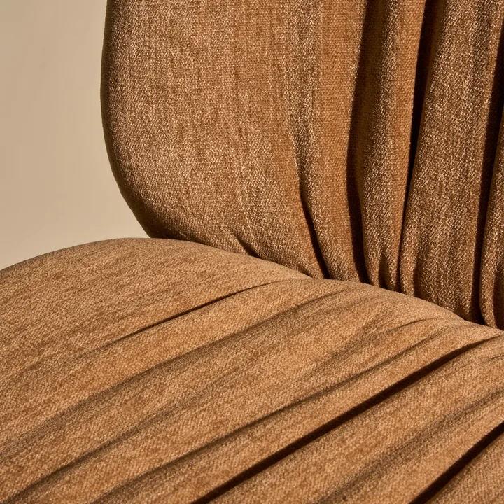 Gubi - Kever Zachte Stoel, voor gestoffeerd, zwart chroom / walnoot zitschaal / Belsuede Special FR Dedar (132)