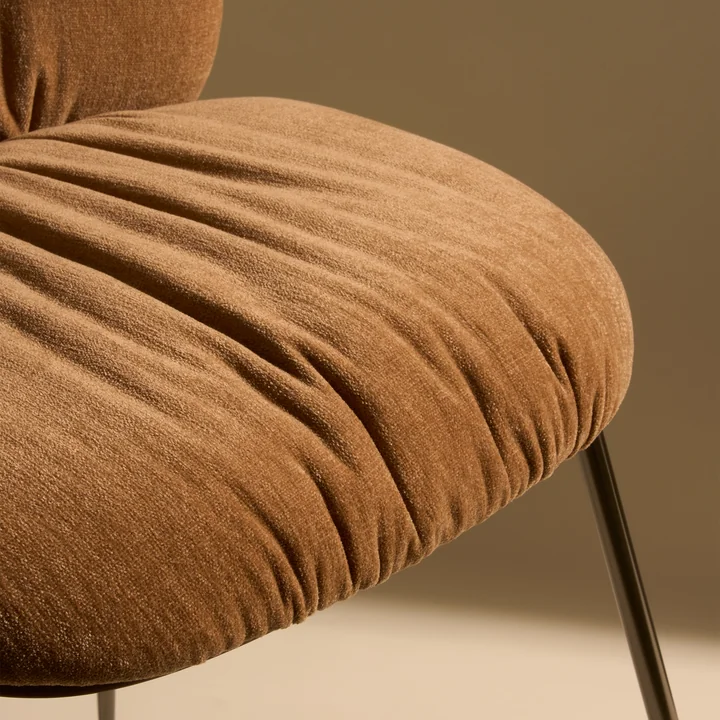 Gubi - Kever Zachte Stoel, voor gestoffeerd, zwart chroom / walnoot zitschaal / Belsuede Special FR Dedar (132)