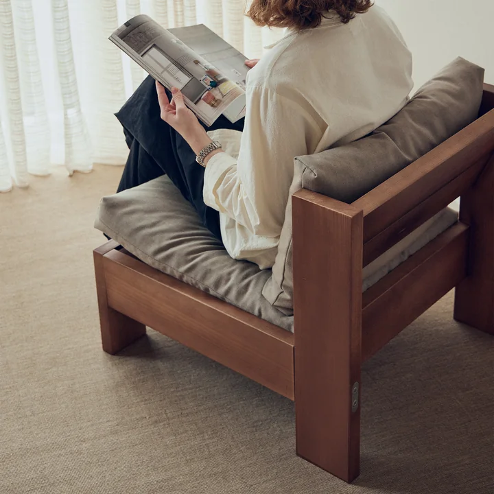 Form & Refine - Icon Loungestoel, mat gelakt grenen, diepbruin