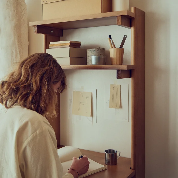 Form & Refine - Beam 3 secretaire voor wandmontage, 60 x 90,5 cm, mat gelakt grenen, diepbruin