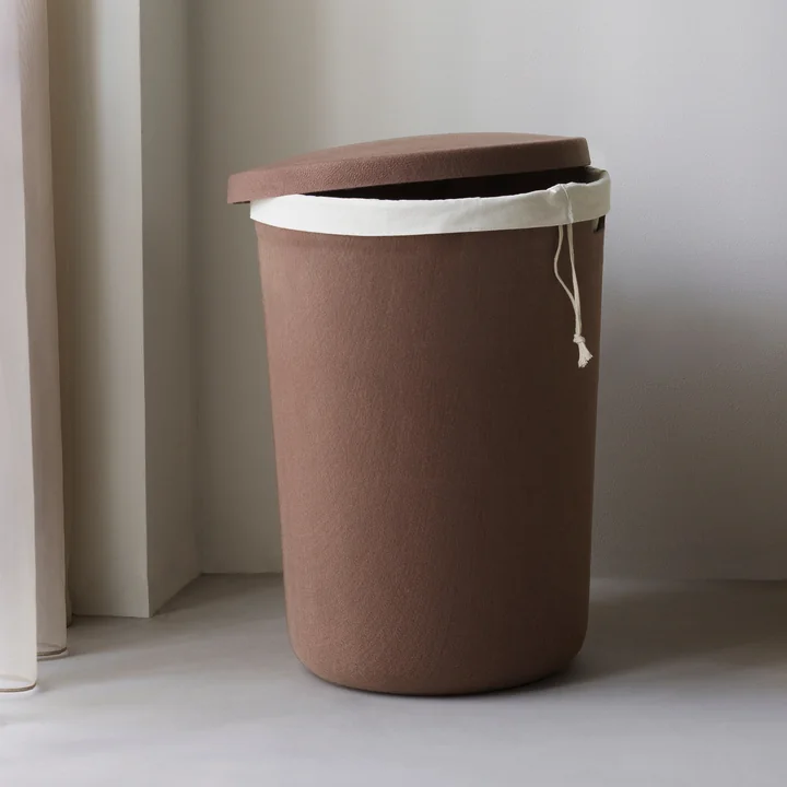 Normann Copenhagen - Hide Wasmand, bruin met katoenen zak