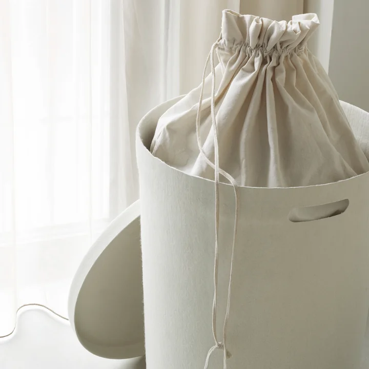 Normann Copenhagen - Hide Wasmand, crème met katoenen zak