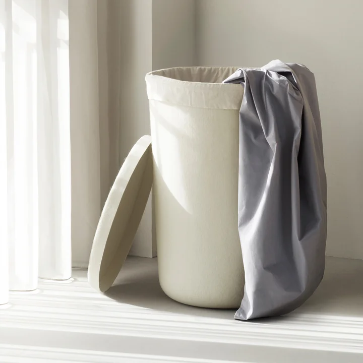 Normann Copenhagen - Hide Wasmand, crème met katoenen zak