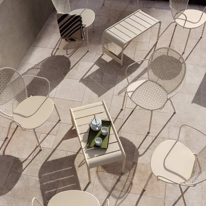 Fermob - Luxembourg breed, lage tafel / tuinbank, latte beige