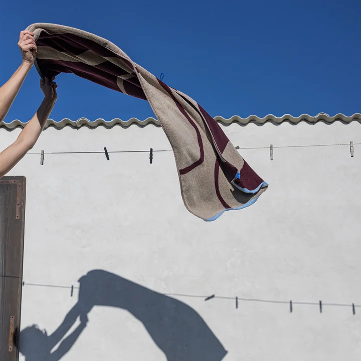 Mette Ditmer - Nova Arte Badhanddoek, 70 x 133 cm, wijn / zand