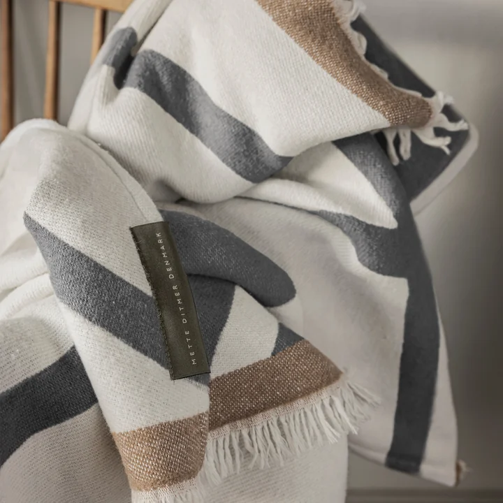 Mette Ditmer - Shadow Deken, 130 x 175 cm, gebroken wit/grijs