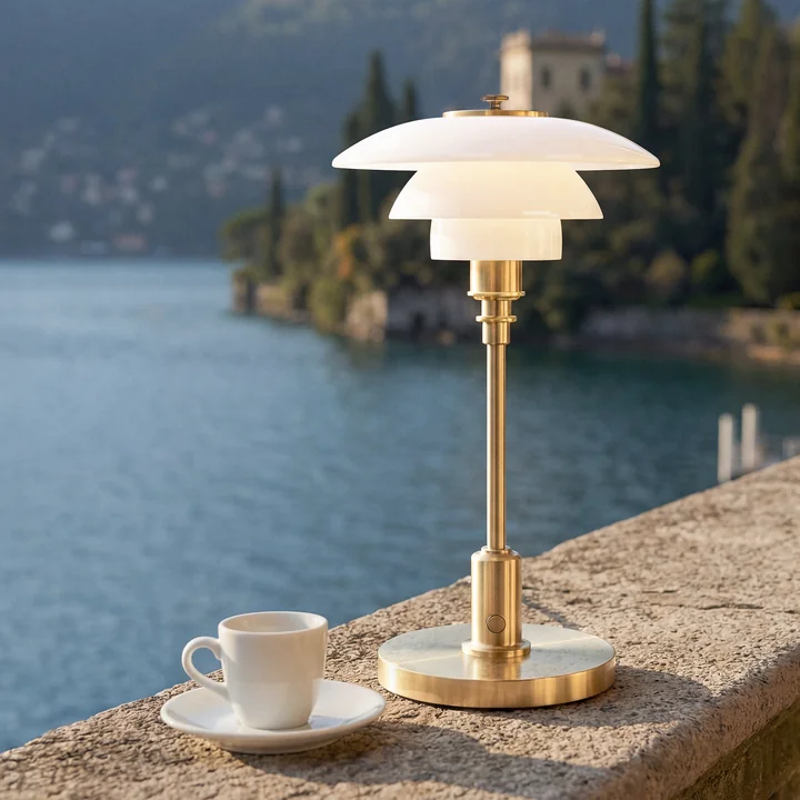 Louis Poulsen - PH 1/1 Draagbare oplaadbare LED tafellamp, messing / opaalglas