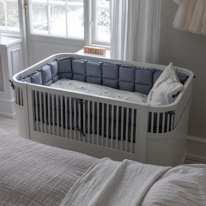 Sebra - Baby ledikantbumper, gewatteerd / stoffig blauw