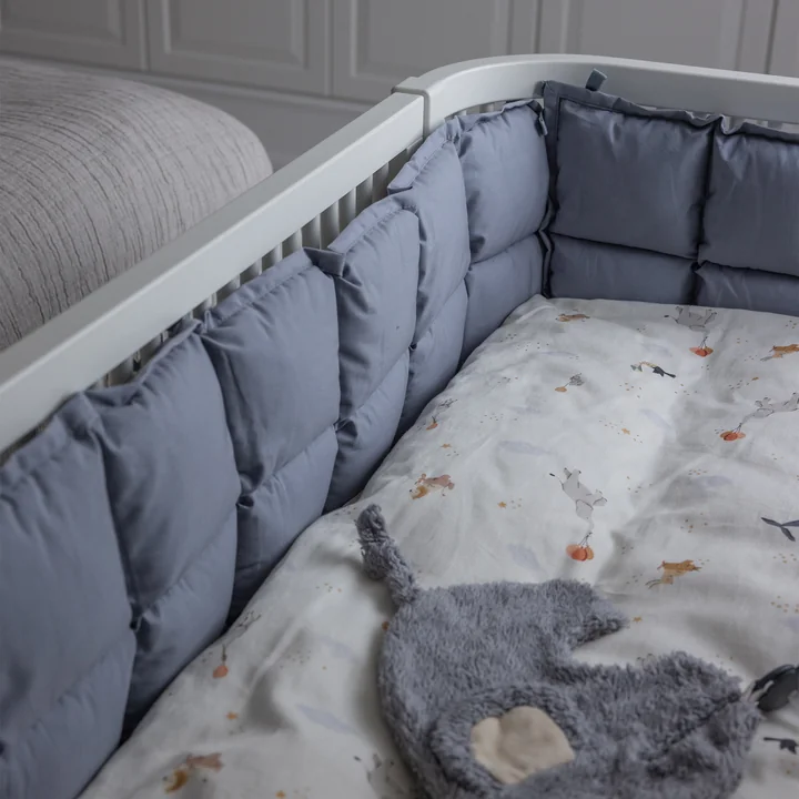 Sebra - Baby ledikantbumper, gewatteerd / stoffig blauw