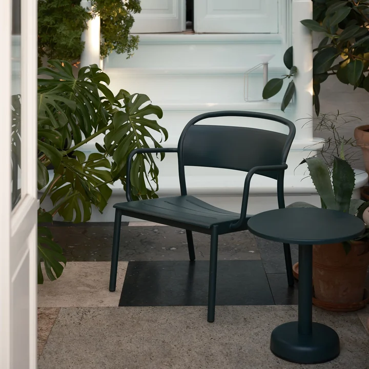 Muuto - Linear Steel Outdoor Salontafel en lounge fauteuil, donkergroen