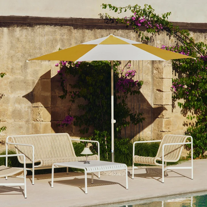 HAY - Terrazza parasol, zeshoekig, Ø 300 cm, off-white / oker en Palissade bijzettafel