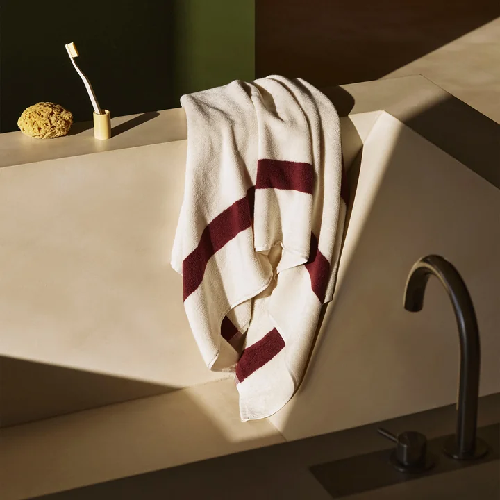 HAY - Stripe Badhanddoek 70 x 140 cm, bordeauxrood