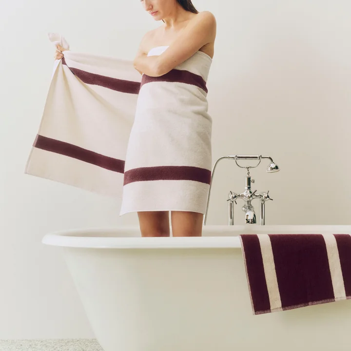 HAY - Stripe badhanddoek 70 x 140 cm, bordeauxrood