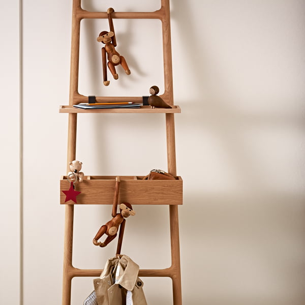 Houten aap, de beer en de tortelduifjes door Kay Bojesen op een ladder