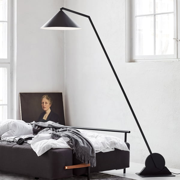 The Northern - Gear vloerlamp naast het bed