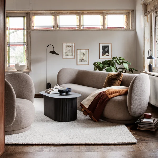 Rico 3-zitsbank en Rico fauteuil in bouclé zand van Ferm Living in de woonkamer