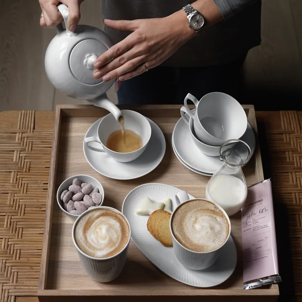 Wit geribbeld kopje, potje en bordje van Royal Copenhagen op de salontafel