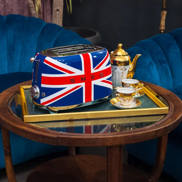 2-slice broodrooster TSF01 in union jack van Smeg op tafel