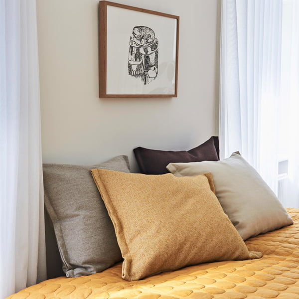 Plica Sprinkle Cushion by Hay Gerangschikt op het bed