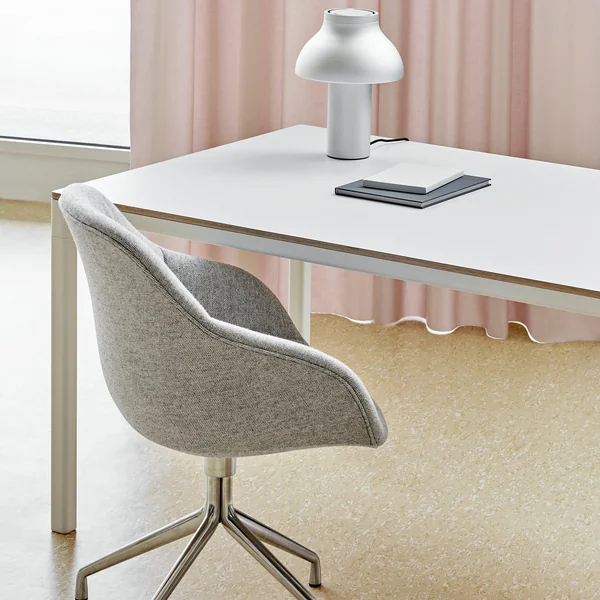 About A Chair AAC 121 van HAY aan de balie