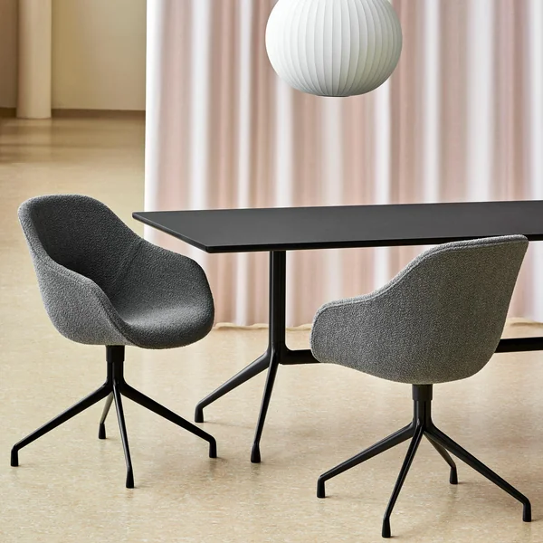 About A Chair AAC 121 van HAY aan tafel