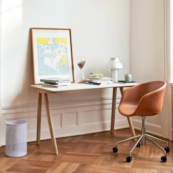 PC tafellamp van HAY op het CPH90 bureau met AAC53