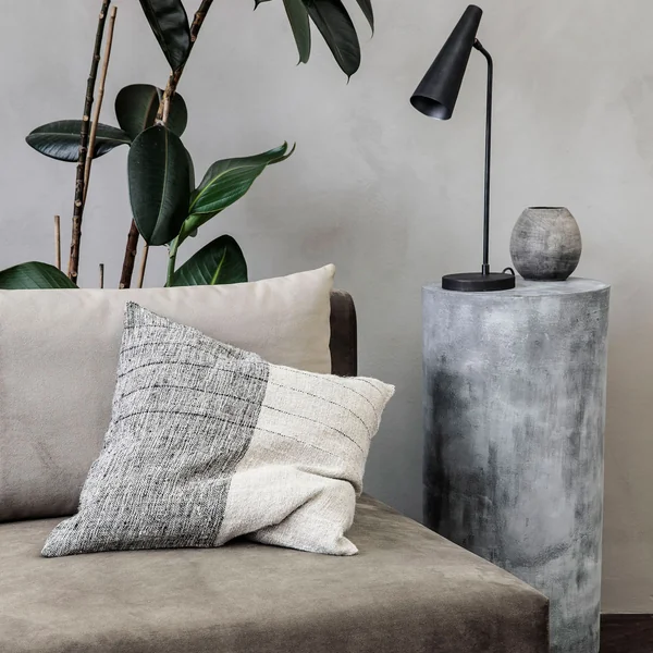 Gedoken kussenovertrek van House Doctor op de bank