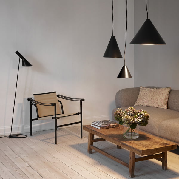 De Keglen hanglamp, zwart van Louis Poulsen in combinatie in de woonkamer