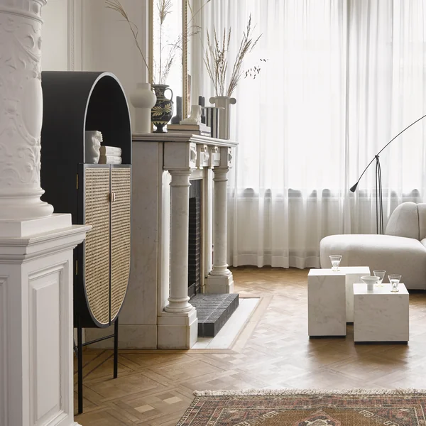 De retro ovale kast, zwart van HKliving in de elegante woonkamer