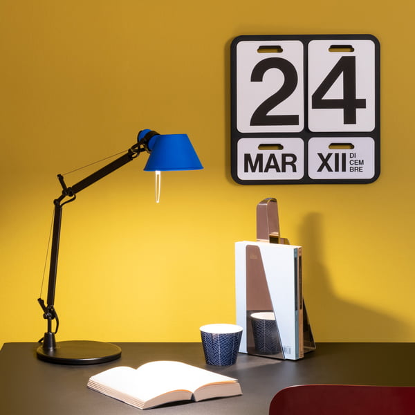 Tolomeo Micro Bicolor tafellamp van Artemide op het bureau