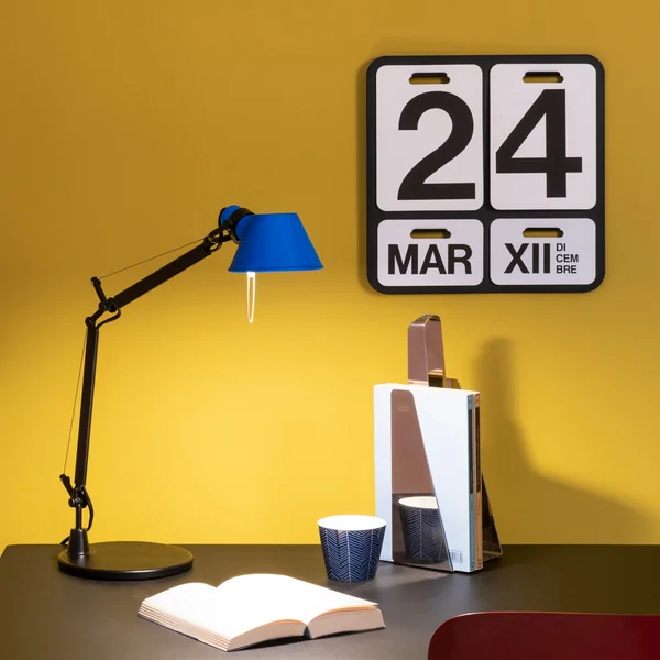 Tolomeo Micro Bicolor tafellamp van Artemide op het bureau
