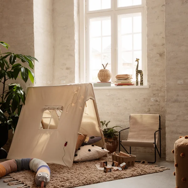 De Desert Chair Kids van Ferm Living in een organisch ingerichte kinderkamer met speeltent en knus vloerkleed