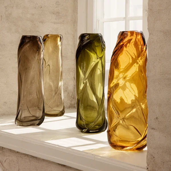 De Water Swirl vaas van Ferm Living in zijn verschillende kleuren op de vensterbank