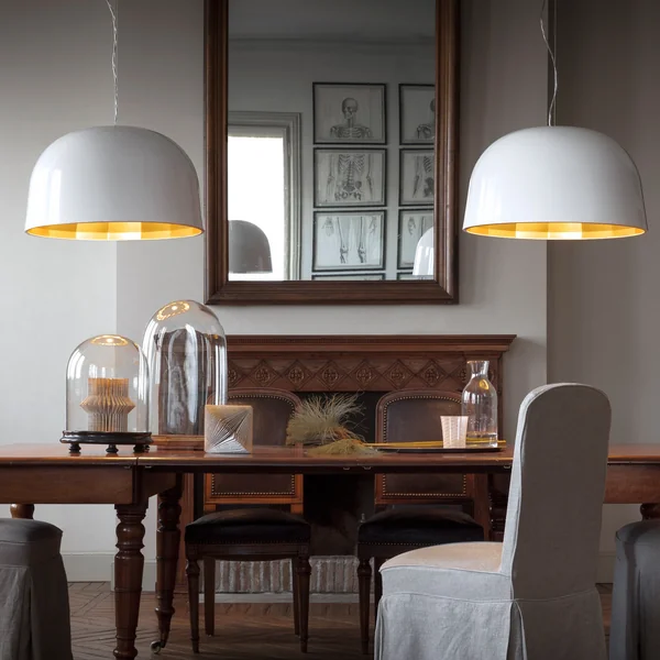 De lege LED hanglamp boven de eettafel