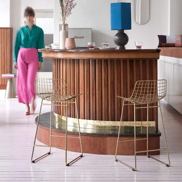 De Wire barkruk van HKliving aan de bar in de woonkamer